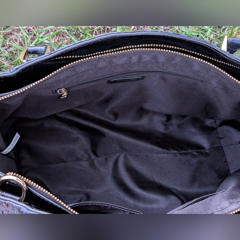 Chic Black Crocodile-Embossed Tote Bag - Picture 7 of 16